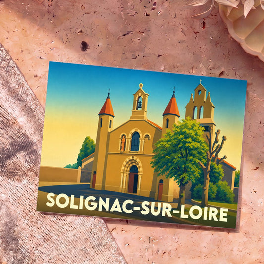 Carte postale souvenir de la ville de Solignac-sur-Loire avec une illustration stylisée de son église.