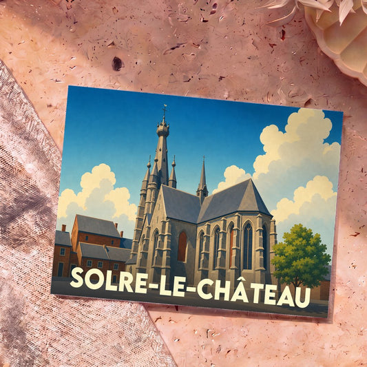 Carte postale souvenir de la ville de Solre-le-Château avec une illustration stylisée de son église penchée.