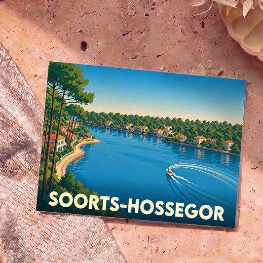 Carte postale souvenir de la ville de Soorts-Hossegor avec une illustration stylisée du lac marin bordé de pins et de villas.