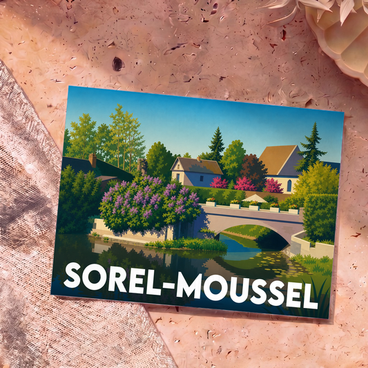 Carte postale souvenir de la ville de Sorel-Moussel illustrant un pont en pierre traversant une rivière bordée de maisons et de jardins fleuris.