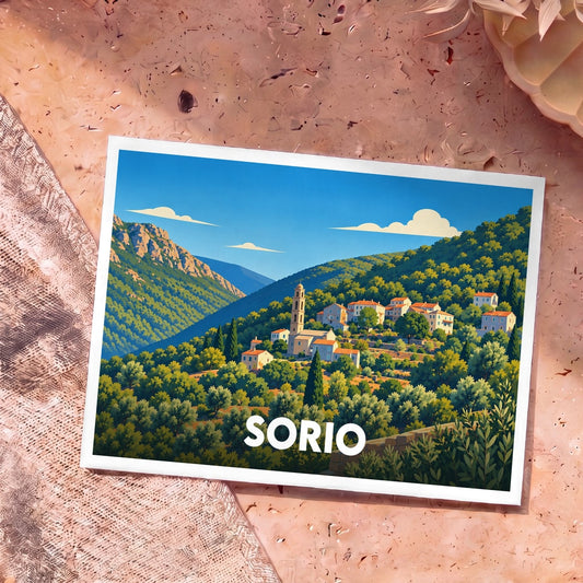 Carte postale souvenir de la ville de Sorio illustrant un village corse typique niché dans des montagnes verdoyantes.