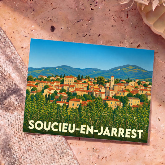 Carte postale souvenir de la ville de Soucieu-en-Jarrest avec une illustration stylisée d'un village niché dans les collines.