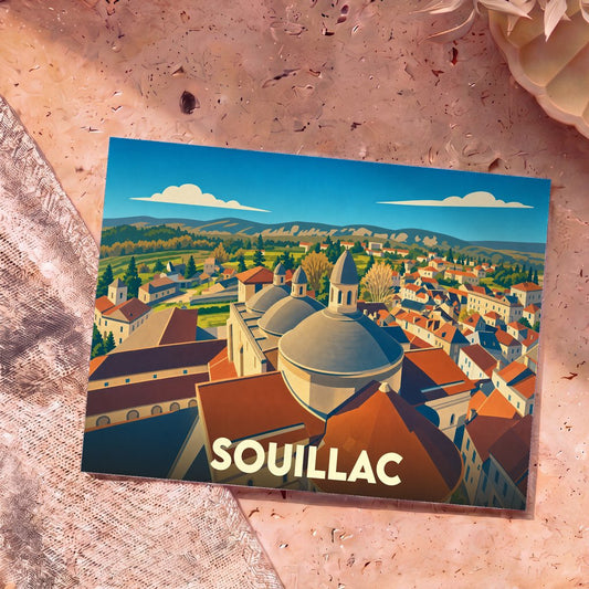 Carte postale souvenir de la ville de Souillac avec une illustration stylisée et colorée de ses toits et dômes emblématiques.