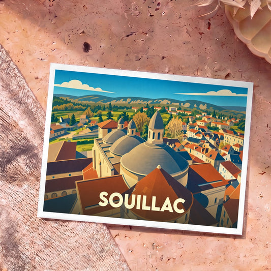 Carte postale souvenir de la ville de Souillac avec une illustration stylisée et colorée de ses toits et dômes emblématiques.