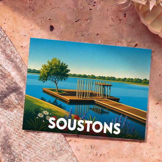 Carte postale souvenir de la ville de Soustons illustrant un ponton en bois sur un lac au style épuré.
