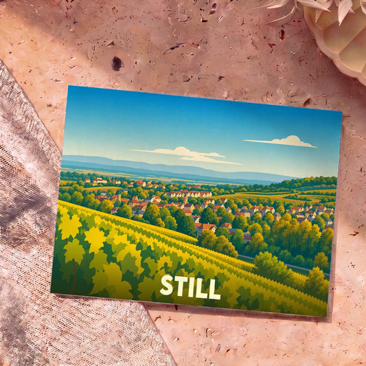 Carte postale souvenir de la ville de Still avec une illustration stylisée de son vignoble et de ses collines.