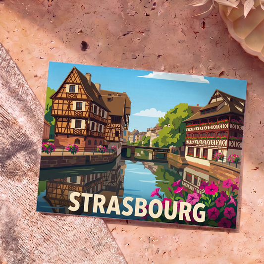 Carte postale souvenir de la ville de Strasbourg illustrant les maisons à colombages de la Petite France au bord de l'eau.