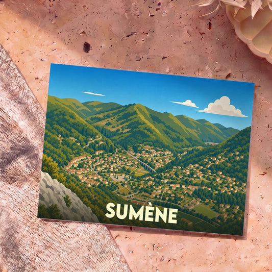 Carte postale souvenir de la ville de Sumène avec une illustration stylisée d'un village niché au cœur de montagnes verdoyantes.