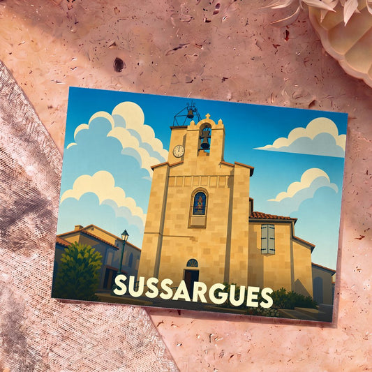 Carte postale souvenir de la ville de Sussargues avec une illustration stylisée de son église sous un ciel nuageux.