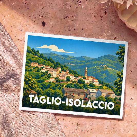 Carte postale souvenir de la ville de Taglio-Isolaccio avec une illustration stylisée de son village à flanc de colline.