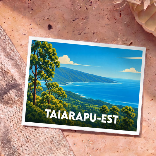 Carte postale souvenir de Taiarapu-Est illustrant une vue panoramique de la côte et de ses montagnes verdoyantes.