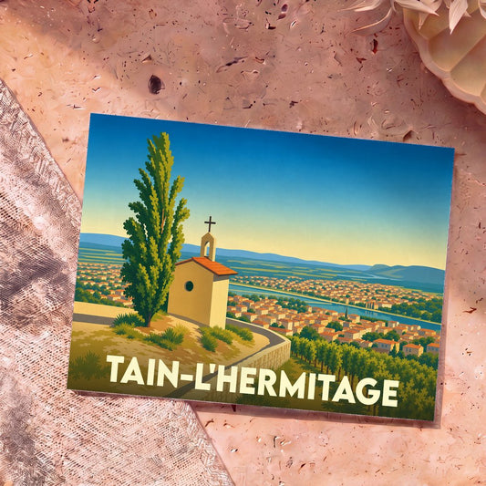 Carte postale souvenir de la ville de Tain-l'Hermitage avec une illustration stylisée de la chapelle surplombant les vignobles et le Rhône.