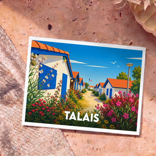 Carte postale souvenir de la ville de Talais représentant une ruelle de maisons blanches aux volets bleus bordée de fleurs colorées.