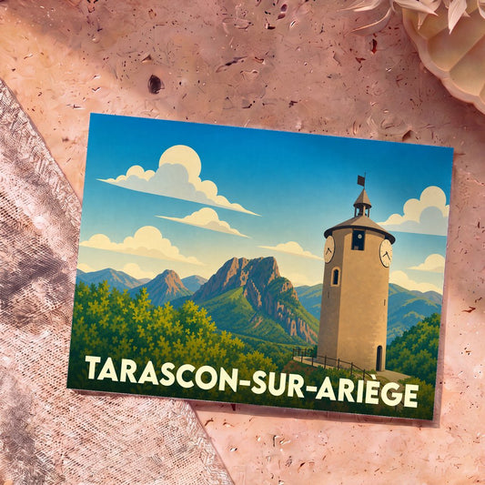 Carte postale souvenir de la ville de Tarascon-sur-Ariège avec une illustration stylisée d'une tour d'horloge devant un paysage montagneux.