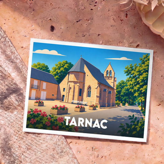 Carte postale souvenir de la ville de Tarnac avec une illustration stylisée de son église sous un ciel bleu.