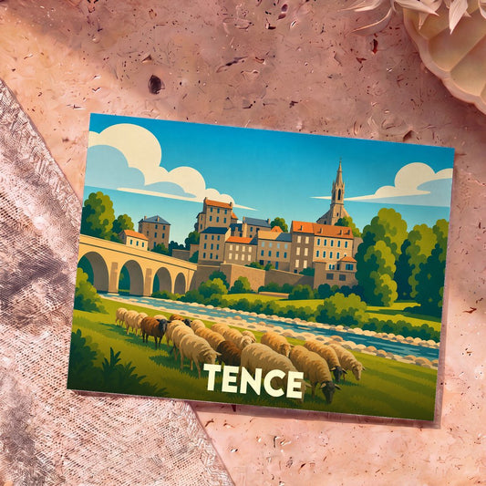 Carte postale souvenir de la ville de Tence illustrant un paysage bucolique avec un troupeau de moutons, une rivière et le village en arrière-plan.