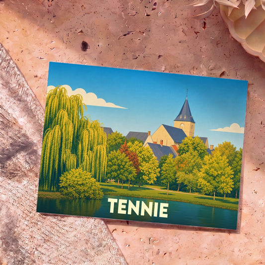 Carte postale souvenir de la ville de Tennie avec une illustration stylisée représentant son église et son étang.