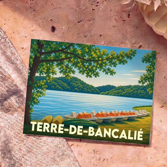 Carte postale souvenir de Terre-de-Bancalié illustrant un lac paisible bordé de pédalos au pied de collines boisées.