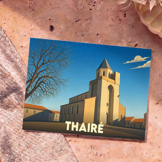 Carte postale souvenir de la ville de Thairé avec une illustration stylisée de son église sous un ciel bleu.