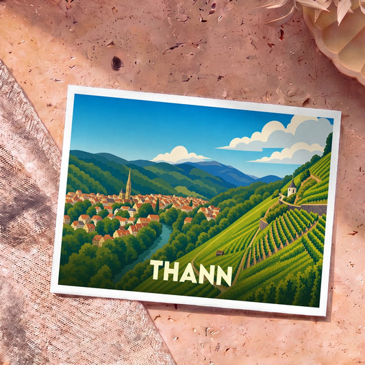 Carte postale souvenir de la ville de Thann avec une illustration stylisée de ses vignobles et de son église.
