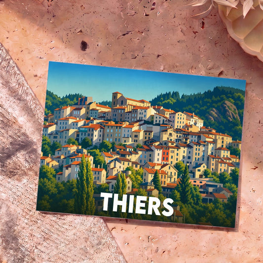Carte postale souvenir de la ville de Thiers avec une illustration stylisée et colorée de ses maisons à flanc de colline.