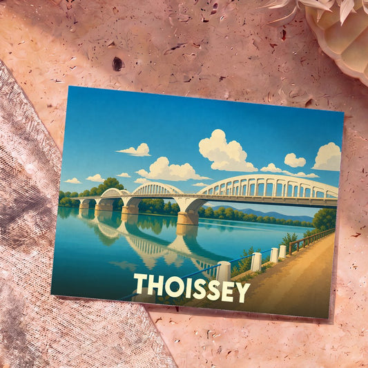 Carte postale souvenir de la ville de Thoissey avec une illustration stylisée de son pont se reflétant dans l'eau.
