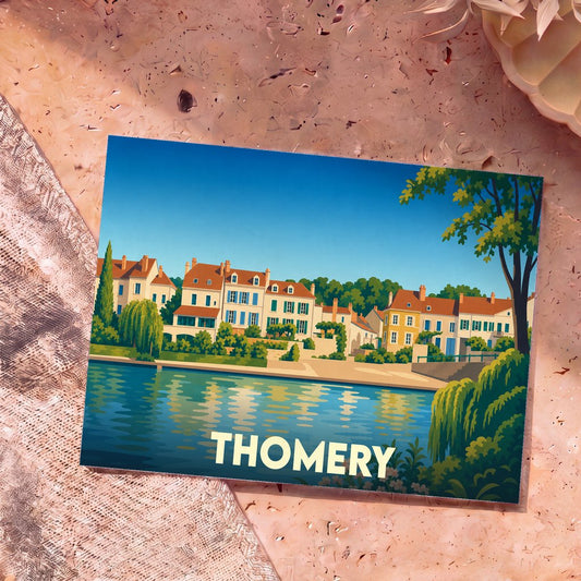Carte postale souvenir de la ville de Thomery avec une illustration colorée et stylisée de ses quais en bord de Seine.