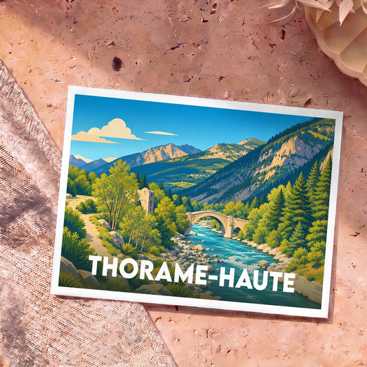 Carte postale souvenir de la ville de Thorame-Haute avec une illustration stylisée de son pont et de ses montagnes.