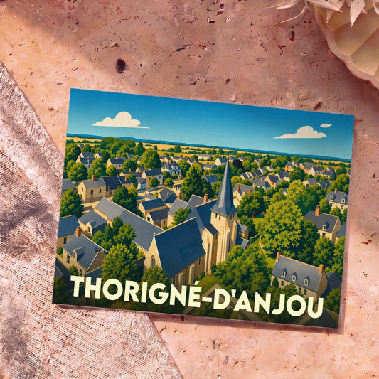 Carte postale souvenir de la ville de Thorigné-d'Anjou avec une illustration stylisée d'une église entourée de maisons et de verdure.