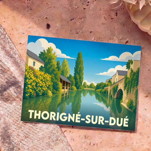 Carte postale souvenir de la ville de Thorigné-sur-Dué avec une illustration stylisée d'un paysage fluvial.