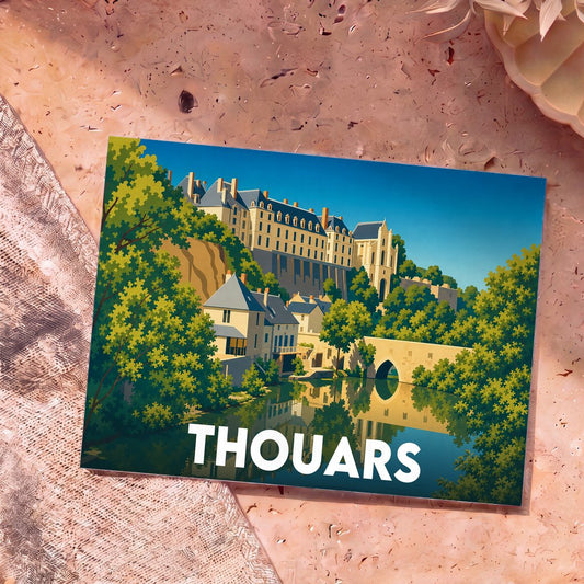 Carte postale souvenir de la ville de Thouars présentant une illustration stylisée de son château surplombant la rivière.