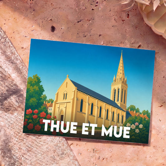 Carte postale souvenir de la ville de Thue et Mue illustrant son église dans un style graphique et coloré.