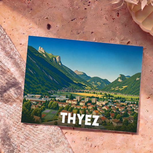 Carte postale souvenir de la ville de Thyez avec une illustration panoramique de la vallée et des montagnes.