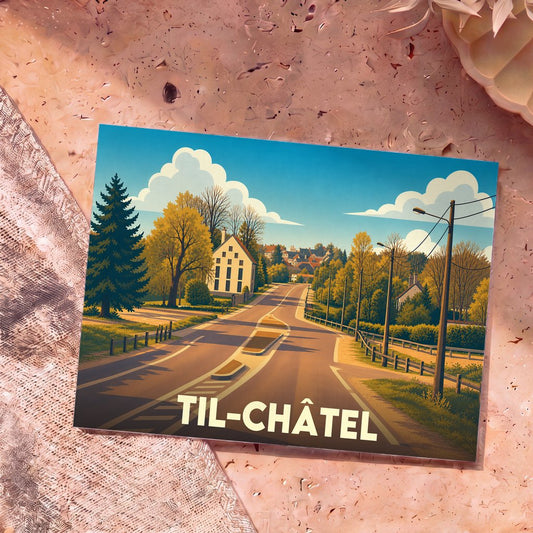 Carte postale souvenir de la ville de Til-Châtel avec une illustration stylisée d'une route de campagne arborée.