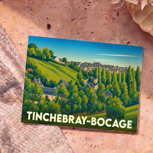 Carte postale souvenir de la ville de Tinchebray-Bocage avec une illustration paysagère stylisée.