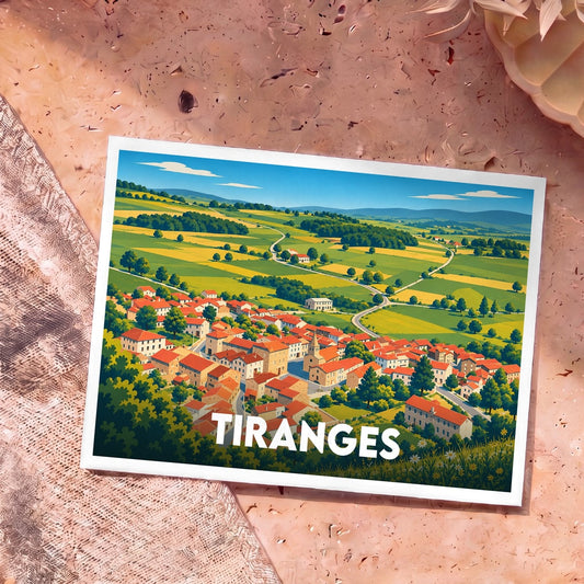 Carte postale souvenir de la ville de Tiranges avec une illustration stylisée d'un village niché dans des collines verdoyantes.
