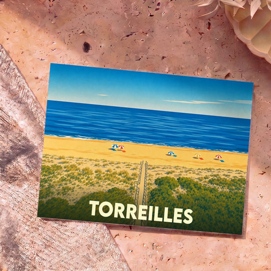 Carte postale souvenir de la ville de Torreilles avec une illustration stylisée d'une plage bordée de dunes.