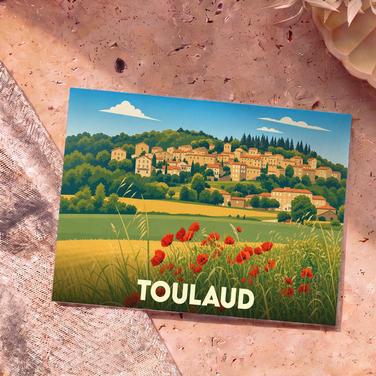Carte postale souvenir de la ville de Toulaud illustrant un village vallonné et un champ de coquelicots.