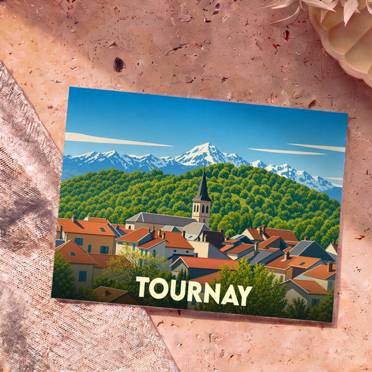 Carte postale souvenir de la ville de Tournay avec une illustration stylisée d'un village de montagne.