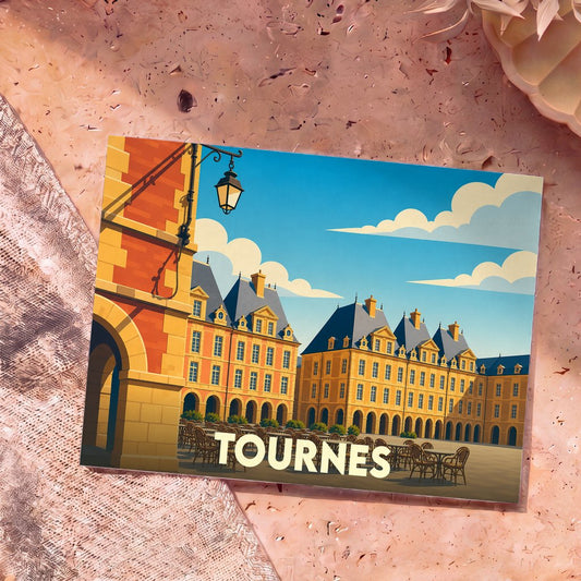 Carte postale souvenir de la ville de Tournes avec une illustration stylisée de sa place centrale.