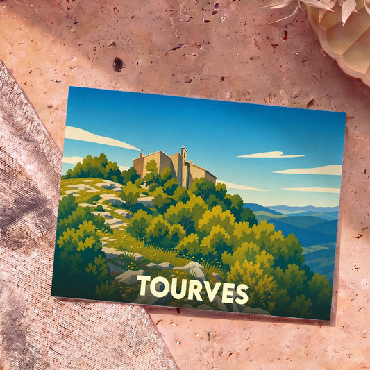 Carte postale souvenir de la ville de Tourves avec une illustration stylisée d'un village perché.
