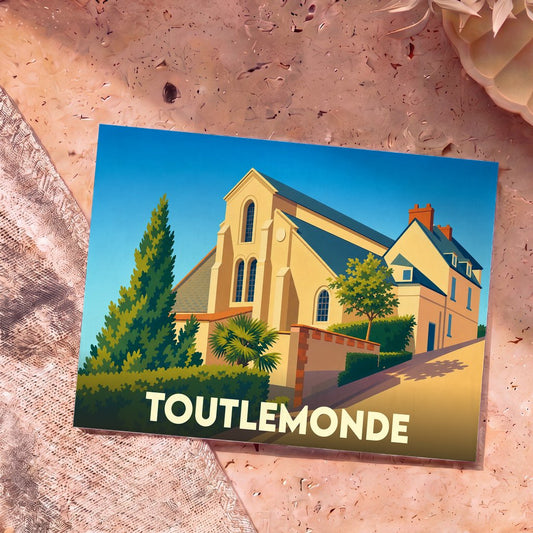 Carte postale souvenir de la ville de Toutlemonde avec une illustration stylisée de son église sous un ciel bleu.