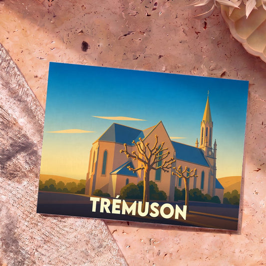 Carte postale souvenir de la ville de Trémuson avec une illustration stylisée de son église au coucher du soleil.