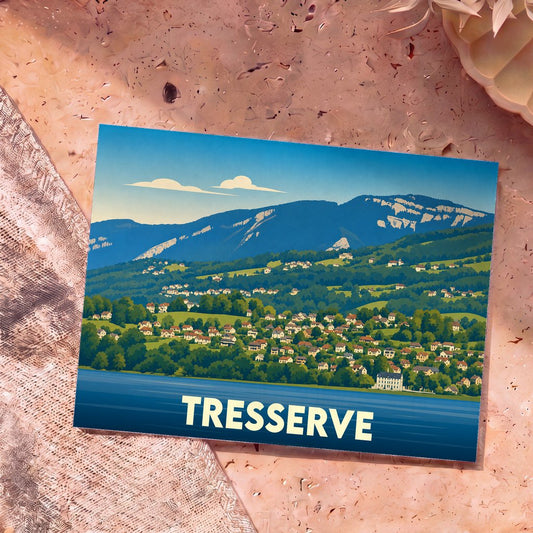 Carte postale souvenir de la ville de Tresserve avec une illustration stylisée d'un paysage de montagne et de lac.
