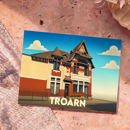 Carte postale souvenir de la ville de Troarn avec une illustration stylisée de son architecture.