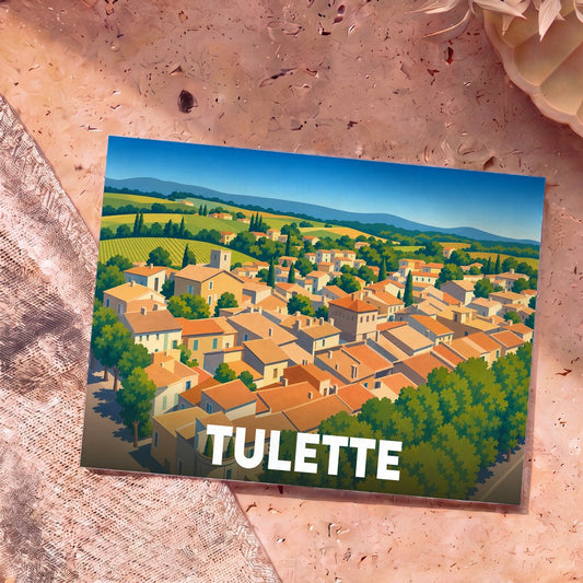 Carte postale souvenir de la ville de Tulette avec une illustration stylisée de ses toits provençaux et de ses paysages vallonnés.