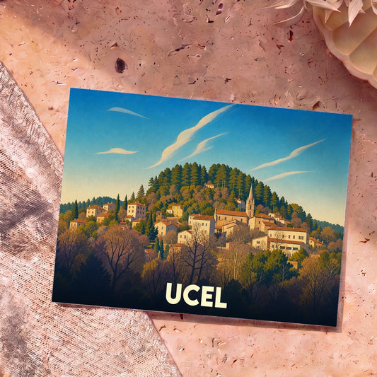 Carte postale souvenir de la ville de Ucel avec une illustration stylisée d'un village perché.