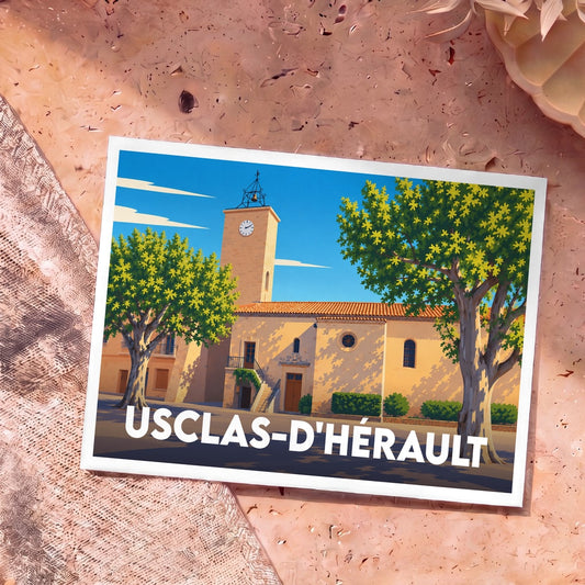 Carte postale souvenir de la ville d'Usclas-d'Hérault avec une illustration stylisée de son église sous un ciel bleu.
