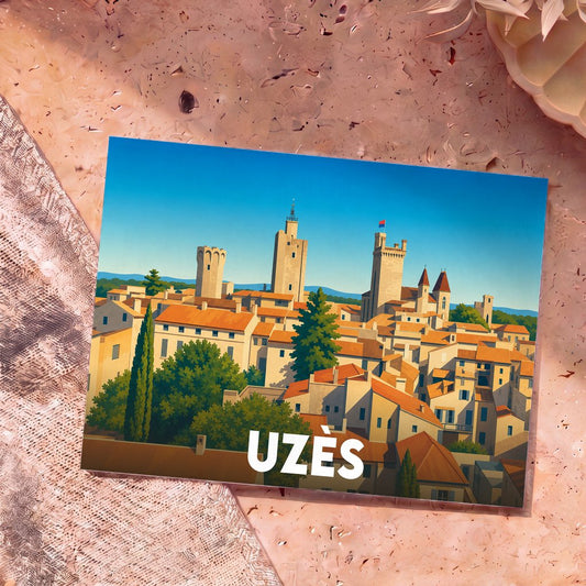Carte postale souvenir de la ville d'Uzès présentant une illustration stylisée de ses toits et de ses tours emblématiques.