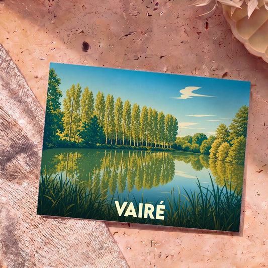 Carte postale souvenir de la ville de Vairé représentant une illustration stylisée d'un lac bordé d'arbres.